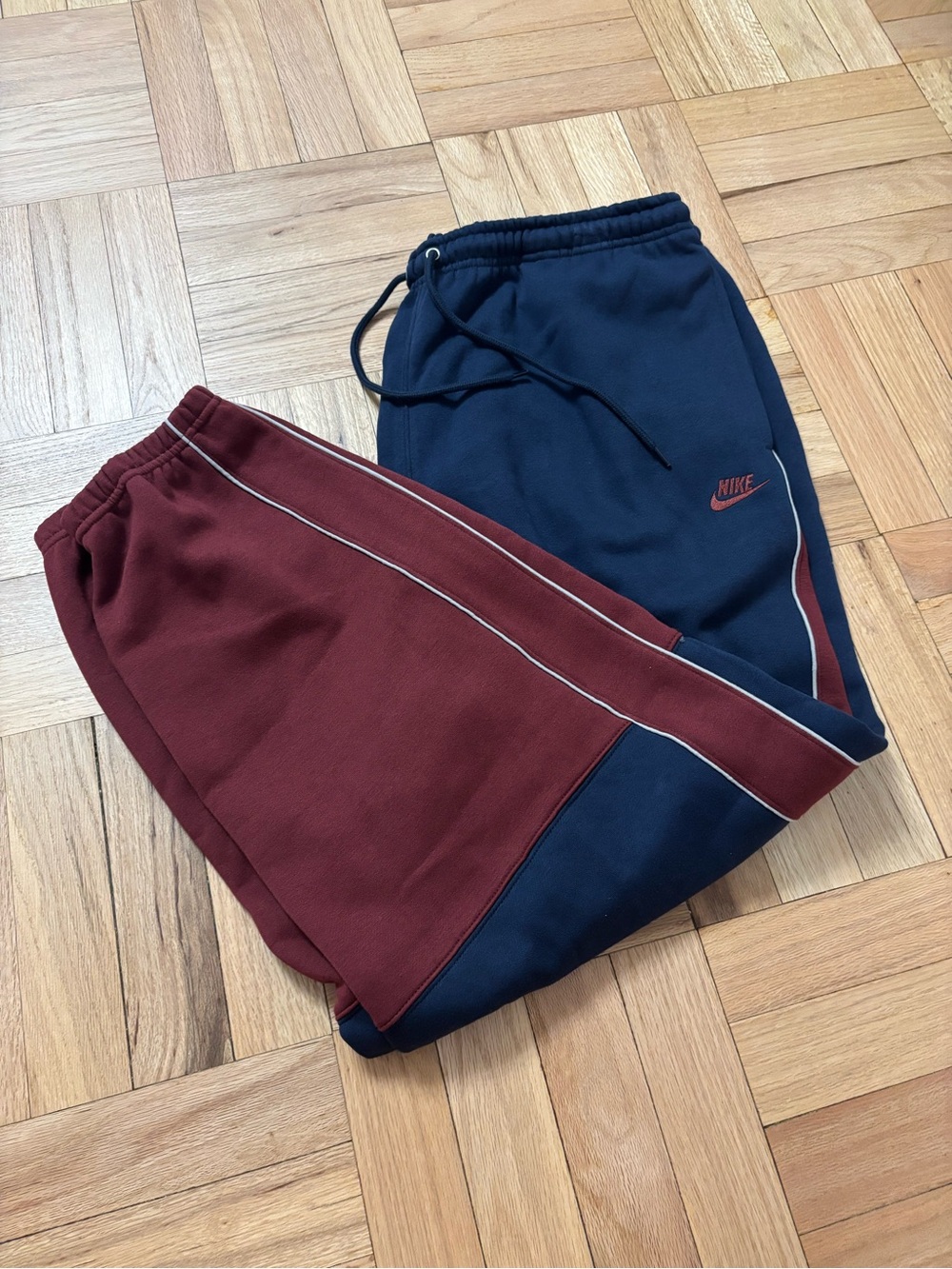 Nike Club Fleece Brushed Cuffed Pant OBSIDIAN DARK TEAM RED HV1397-453